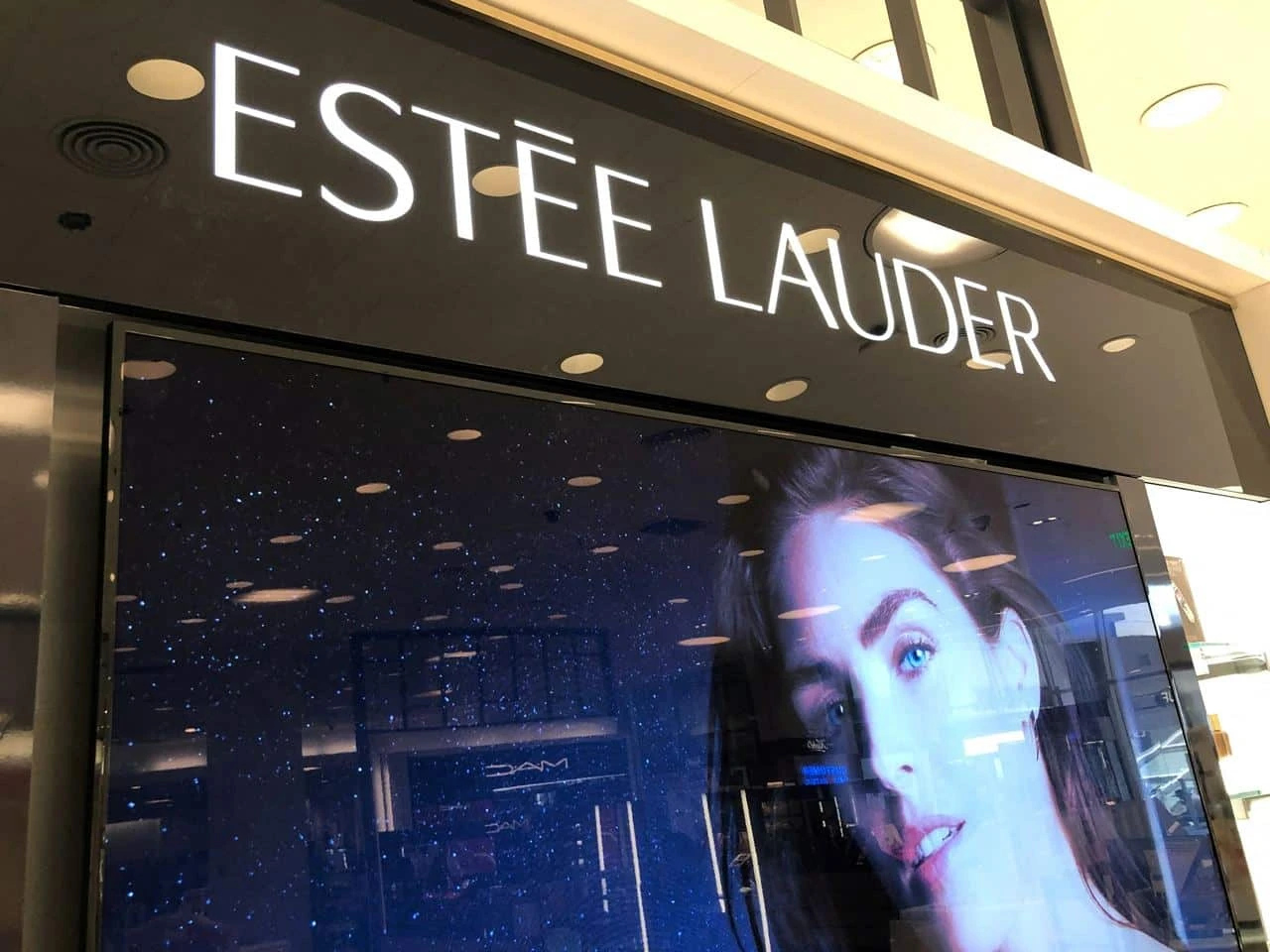 Инвесторам не понравился прогноз Estee Lauder по продажам и прибыли - акции компании рухнули / Фото: Reuters