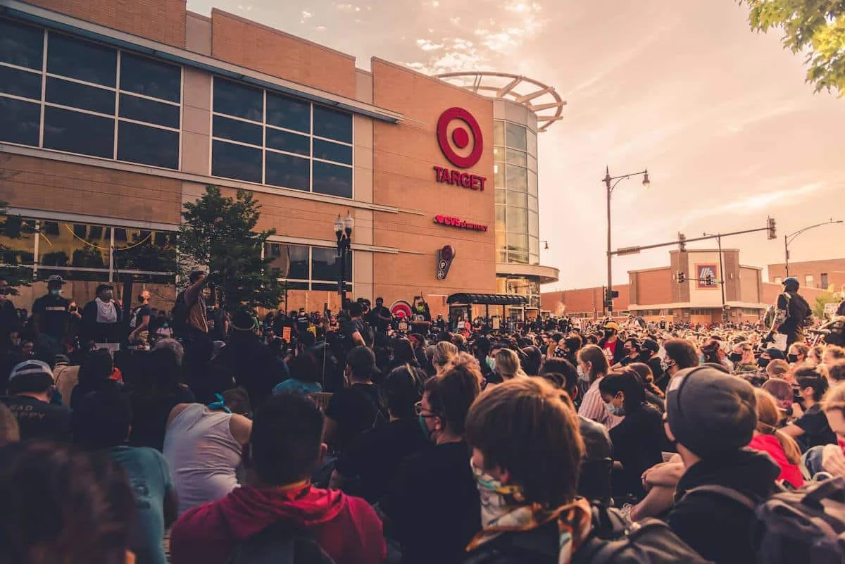 Продажи одежды Cat & Jack приносят Target около $3 млрд в год / Фото: Unsplash/Max Bender