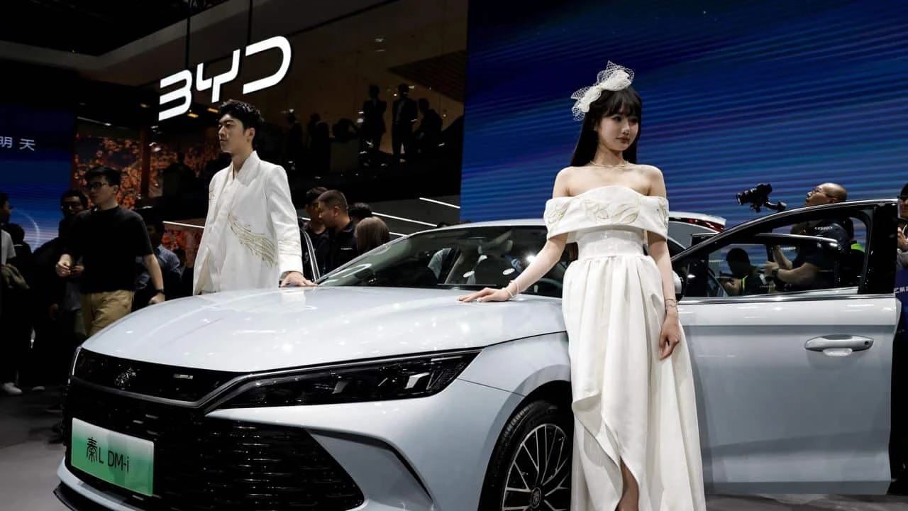 BYD на один квартал стал крупнейшим продавцом электромобилей в мире, после чего вернул это звание Tesla / Фото: Reuters/Tingshu Wang