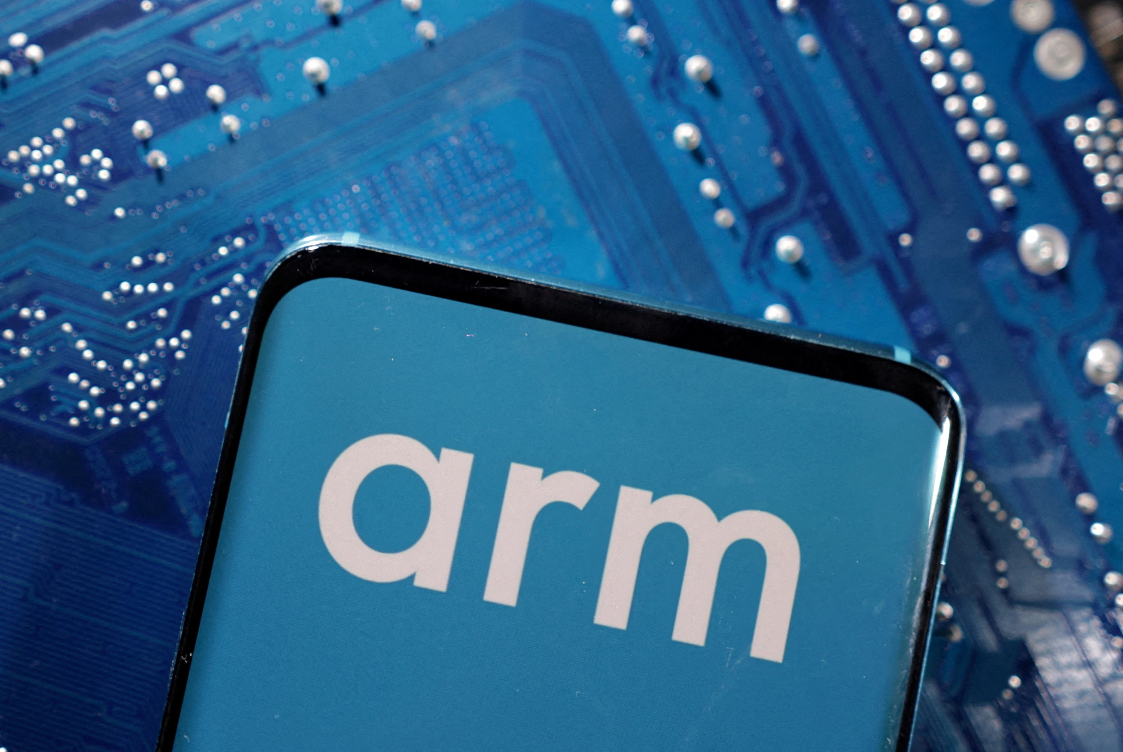 Arm планирует разработать и организовать массовый выпуск собственных чипов для ИИ / Фото: Reuters/Dado Ruvic