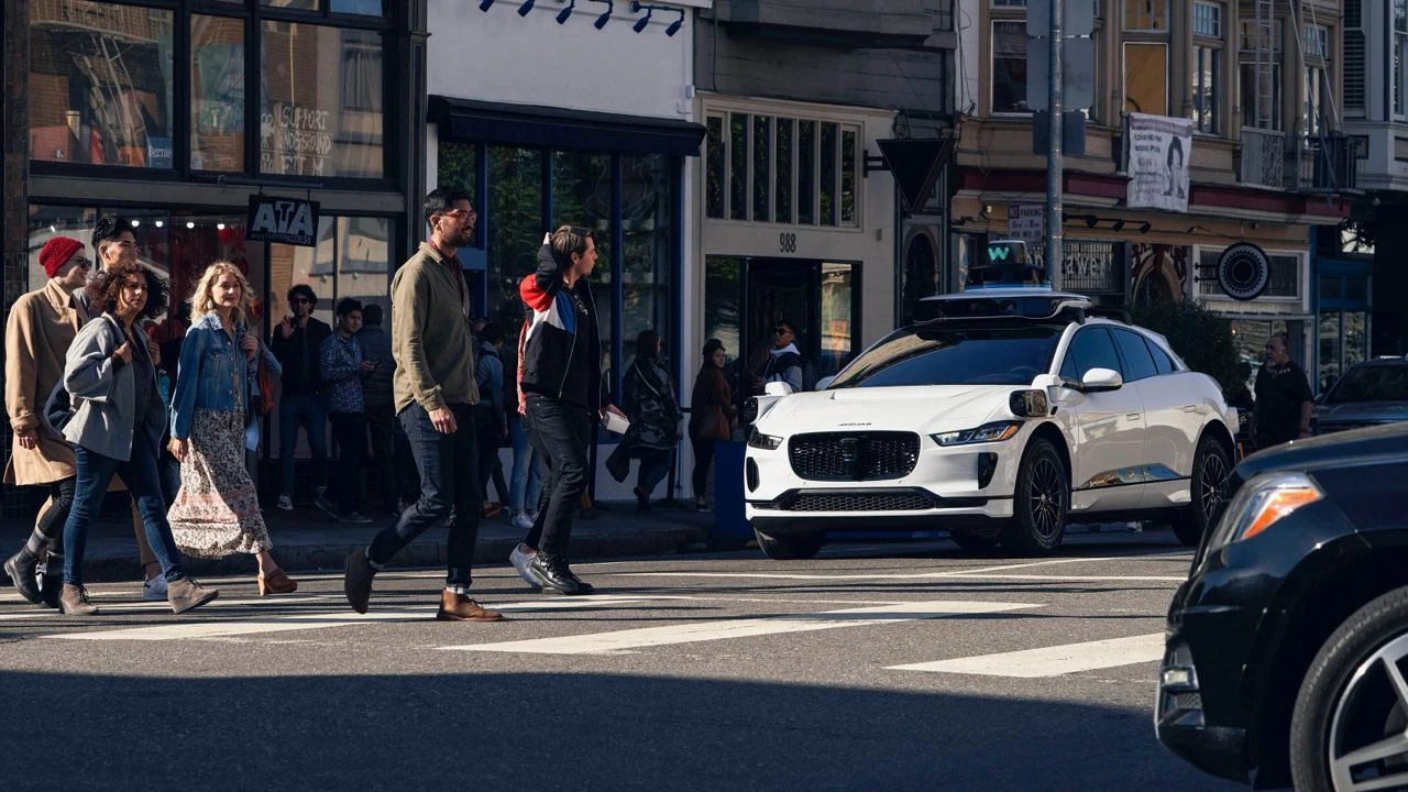 Регулятору США известно о 22 инцидентах с участием самоуправляемых автомобилей Waymo / Фото: Waymo