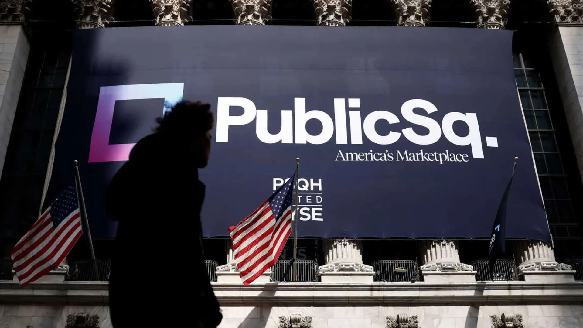 Логотип PublicSquare в день выхода на Нью-Йоркскую фондовую биржу в 2023 году / Фото: John Angelillo/UPI