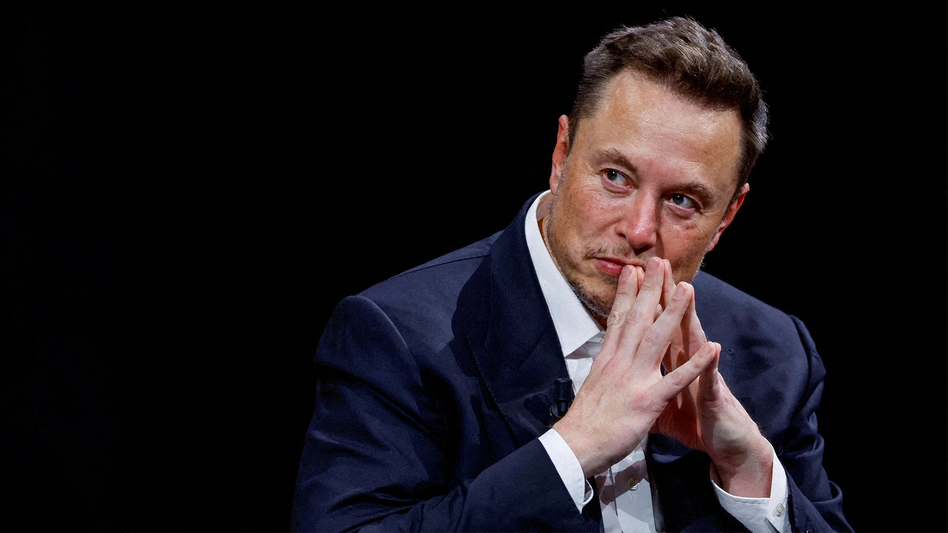 Илон Маск планирует использовать искусственный интеллект для формирования новостной ленты в социальной сети X (бывшем Twitter) / REUTERS/Gonzalo Fuentes