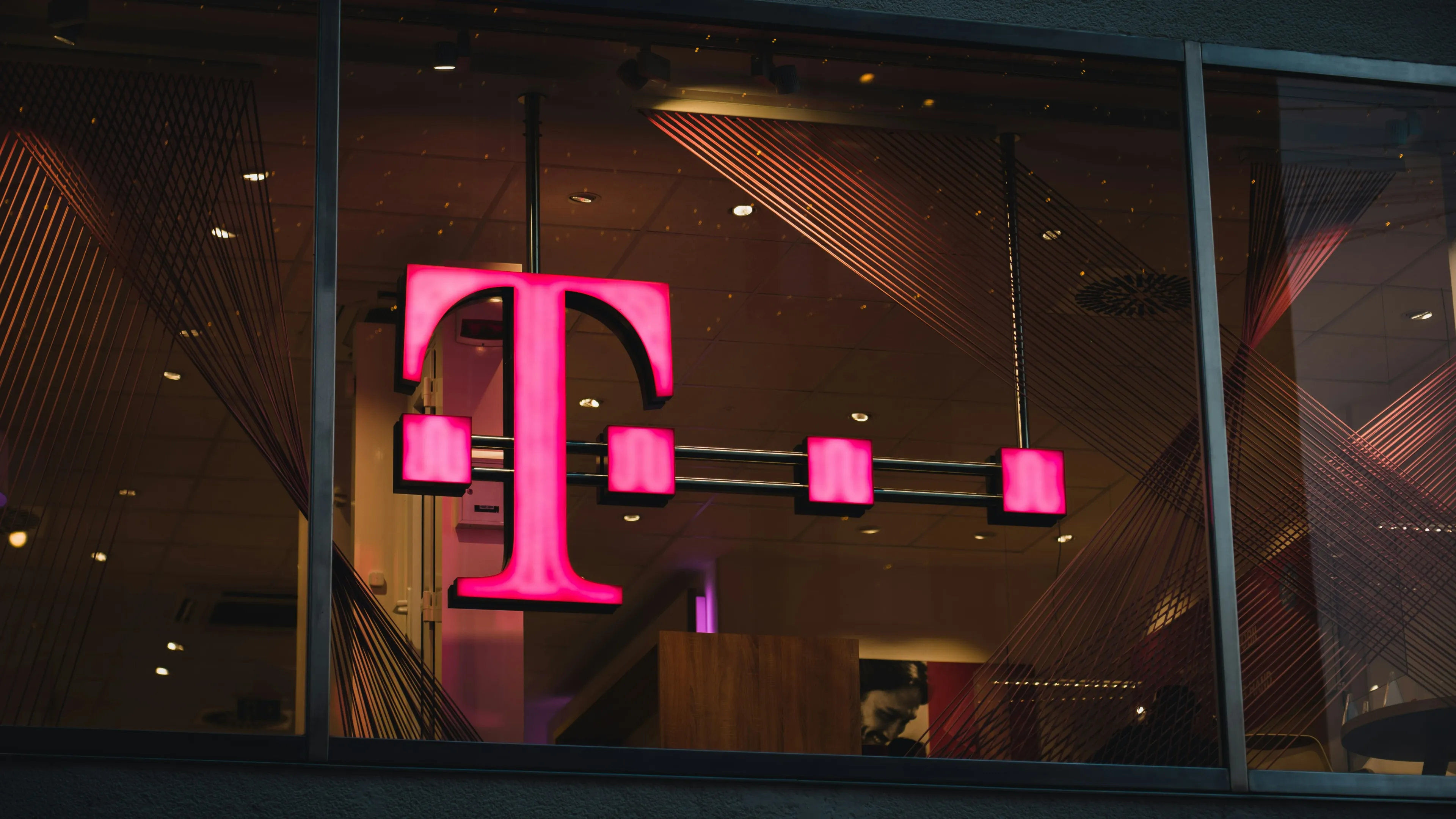 T-Mobile US получит 30% радиочастот, магазины, более 2 тыс. вышек и продлит аренду еще на 600 вышек оператора US Cellular / Фото: Unsplash/Mika Baumeister
