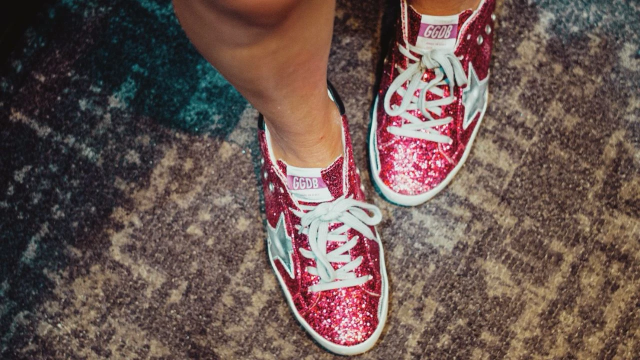 Итальянский производитель обуви Golden Goose намерен продать акции на 100 млн на бирже в Милане / Фото: Unsplash/Aleks Marinkovic