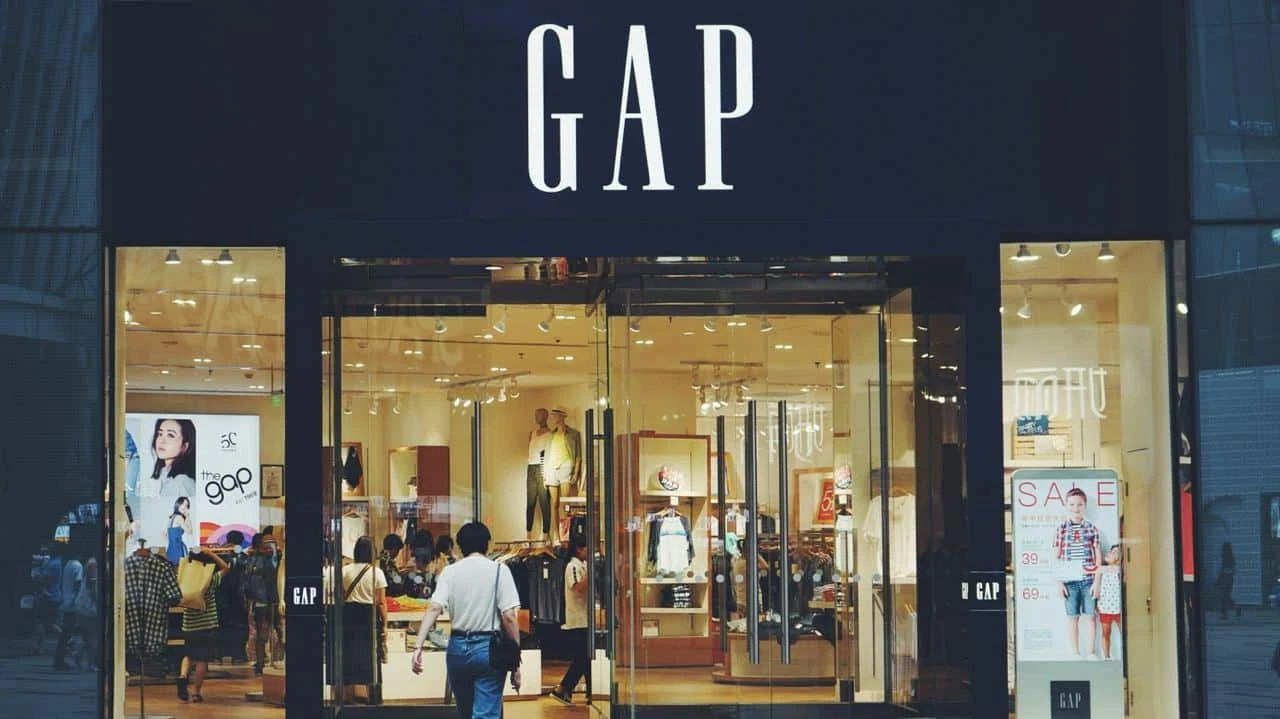 Впервые за много лет рост продаж показали все четыре бренда, принадлежащих GAP / Фото: Unsplash/lan deng