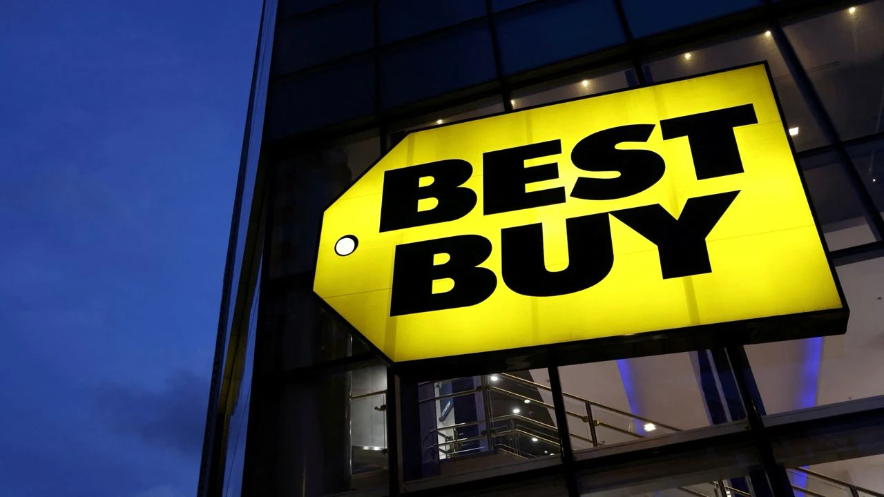 Best Buy выглядит привлекательно в краткосрочной перспективе, но компании нужны структурные перемены, считают аналитики / Фото: Reuters/Andrew Kelly