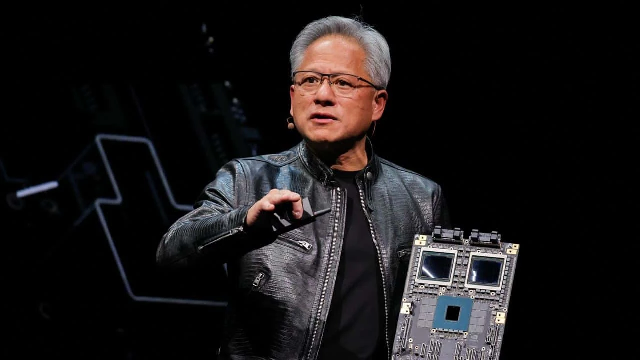 Глава Nvidia Дженсен Хуанг анонсировал выпуск новой платформы для ИИ-чипов в 2026 году / Фото: Reuters/Ann Wang