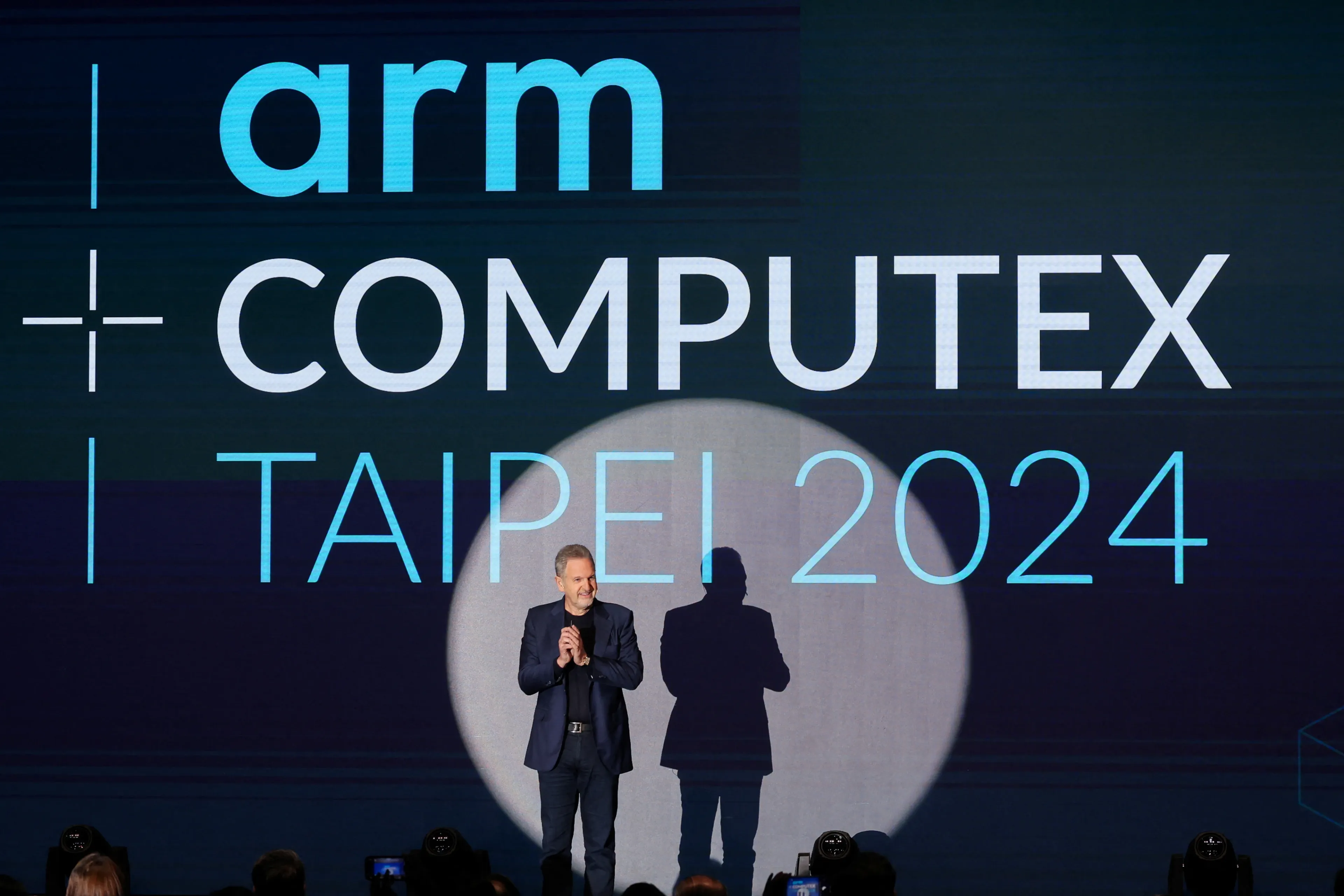 Генеральный директор Arm Holdings Рене Хаас уверен, что процессоры, разработанные его компанией, через 5 лет будут в половине ПК на Windows / Фото: Reuters/Ann Wang