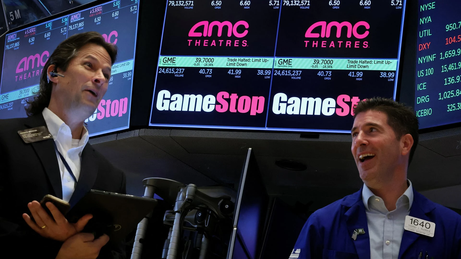 Трейдеры на Нью-Йоркской фондовой бирже под экраном с котировками GameStop /  Фото: Reuters/Brendan McDermid