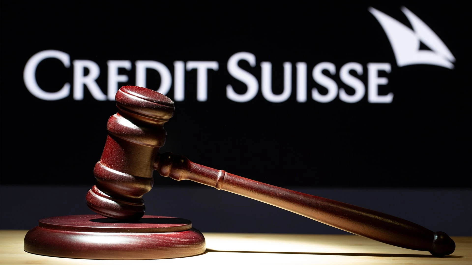 Инвесторы Credit Suisse подали в суд на правительство Швейцарии из-за списания долга в связи с банкротством / shutterstock, бильд-редактор: Артур Алескеров