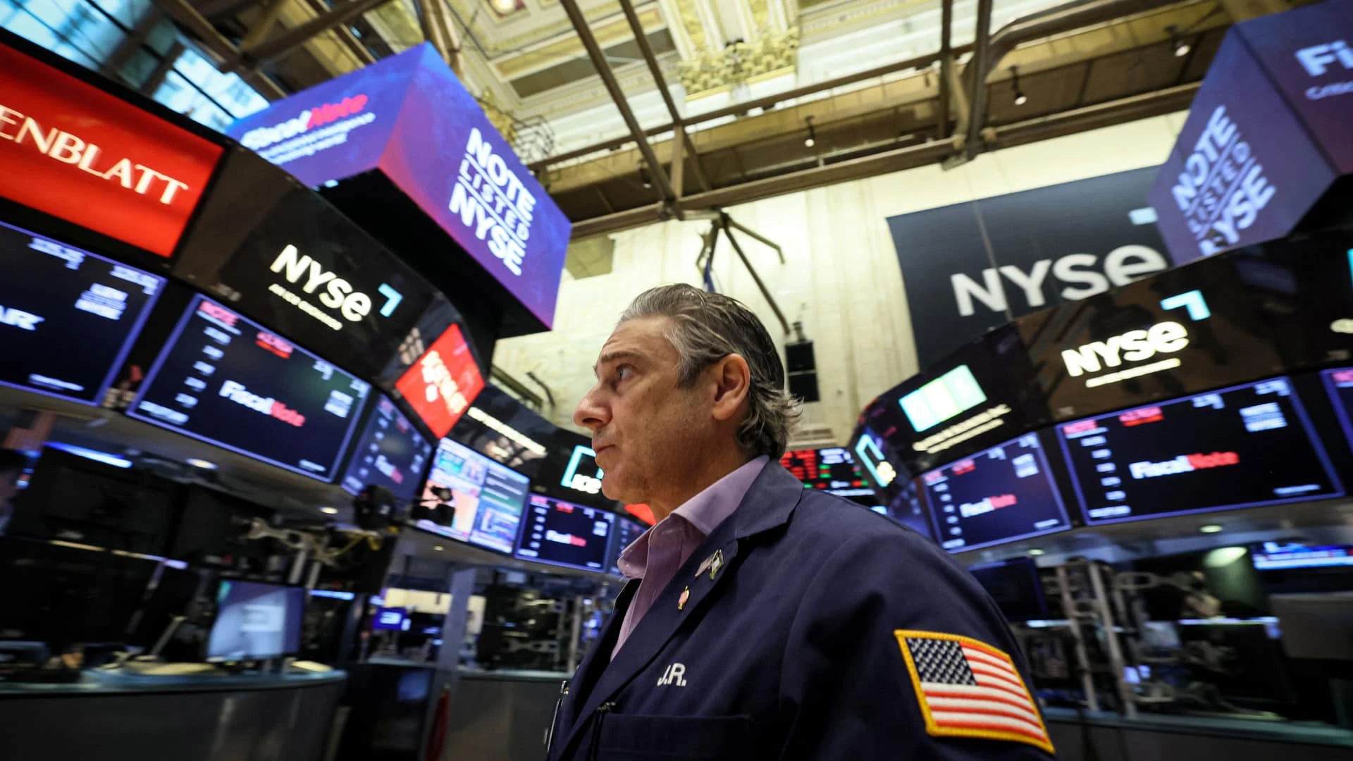 Капитализация Nvidia впервые превысила $3 трлн, теперь компания на втором месте в списке самых дорогих публичных компаний США. Однако на этой неделе резко увеличился совокупный объем коротких позиций по ее акциям. Фото: REUTERS/Brendan McDermid.