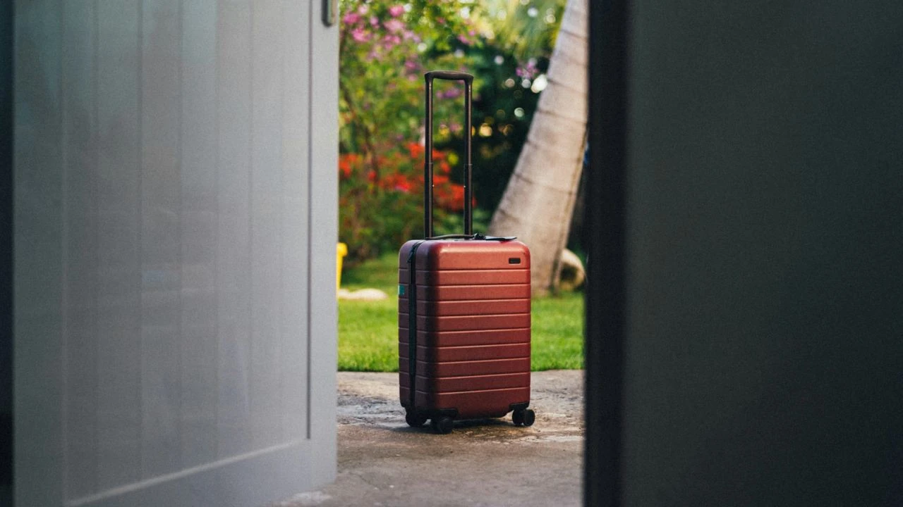 Samsonite — крупнейший в мире производитель чемоданов и дорожных сумок Фото: Unsplash/Henry Thong