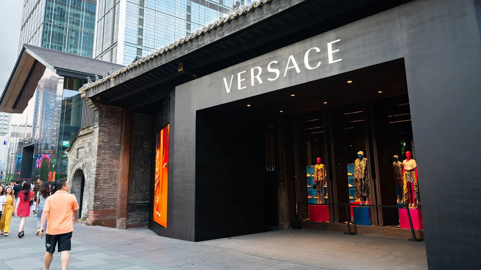 Cредняя скидка у Versace в Китае подскочила выше 50%, утверждают источники Bloomberg / Фото: Shutterstock