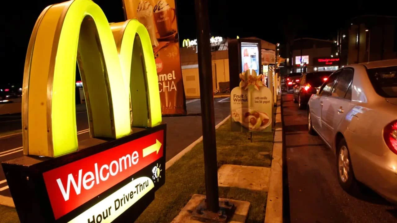 В некоторых случаях применение ИИ для приема заказов в McDonald’s приводило к непредсказуемым результатам / Фото: Reuters/Mario Anzuoni