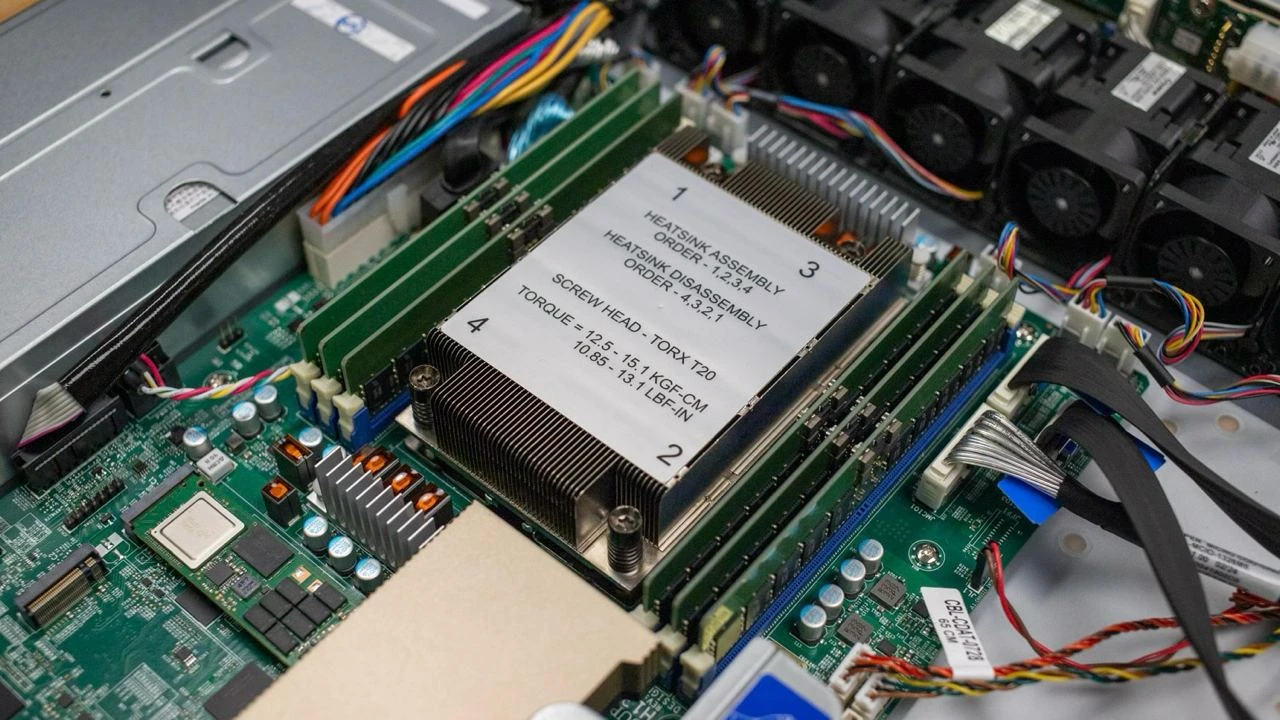 Supermicro расширяет производство, чтобы удовлетворить спрос на дата-центры с жидкостным охлаждением / Фото: X/Supermicro