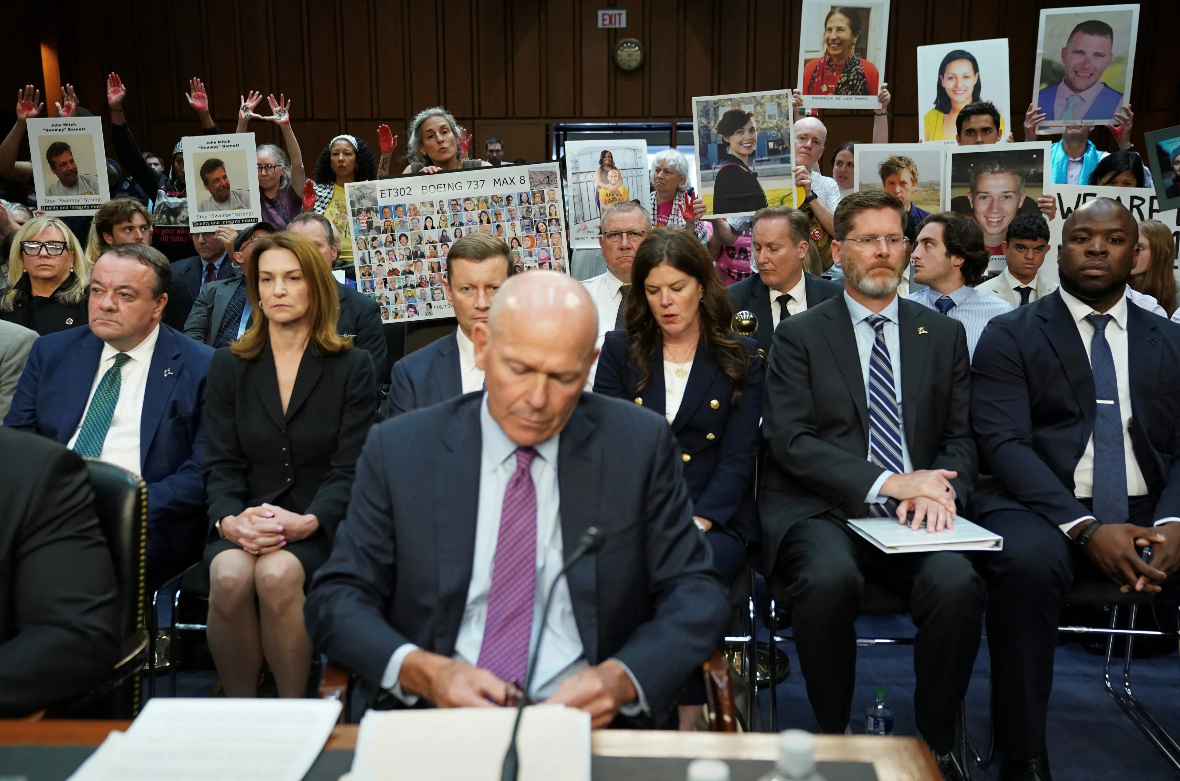 Гендиректор Boeing дал свидетельские показания в Сенате на слушаниях о культуре безопасности в компании / Фото: Reuters/Kevin Lamarque