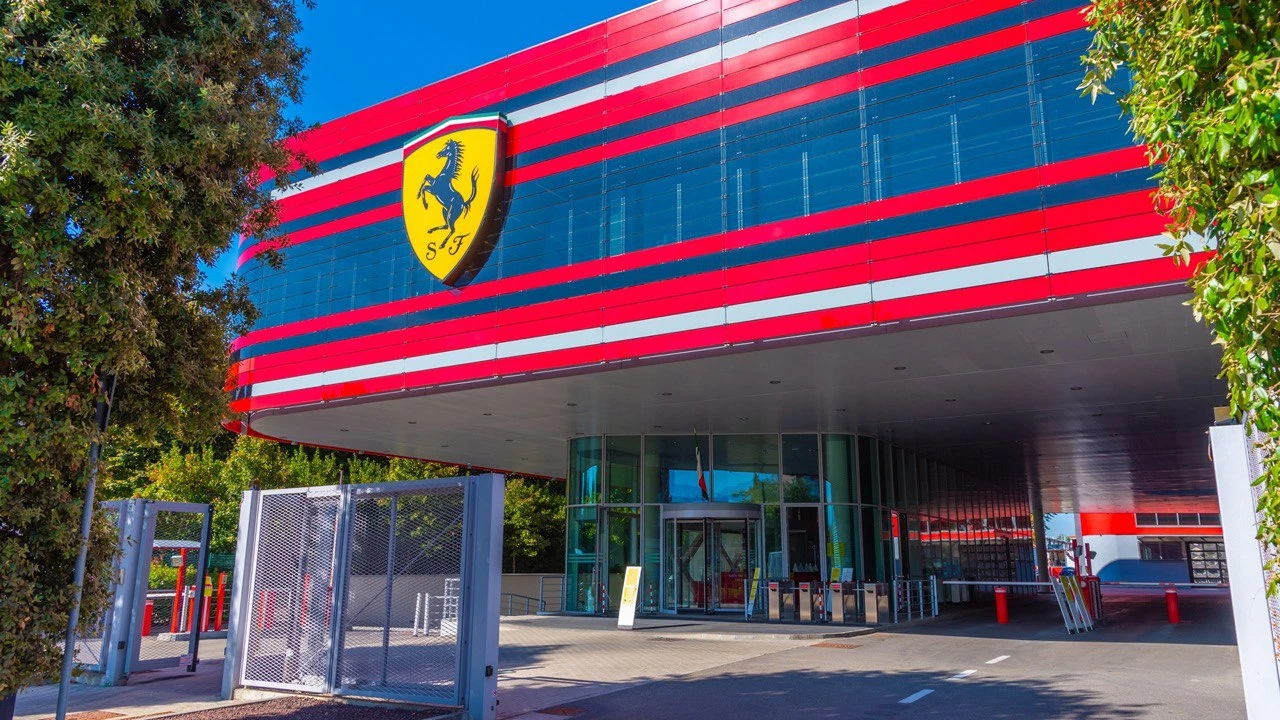 Свой первый электрокар Ferrari планирует выпустить в конце 2025 года / Фото: Shutterstock