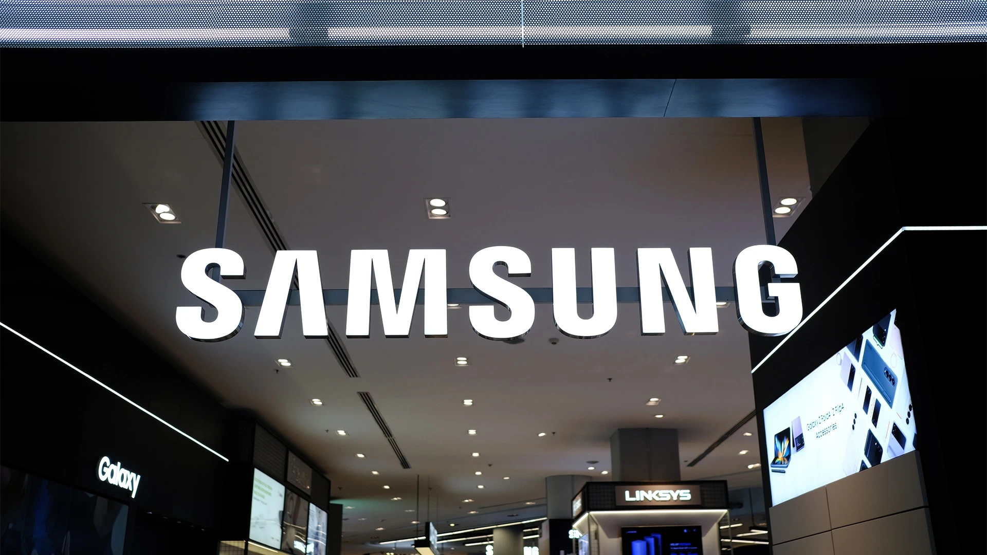 Samsung - крупнейший в мире производитель чипов памяти / Фото: Shutterstock