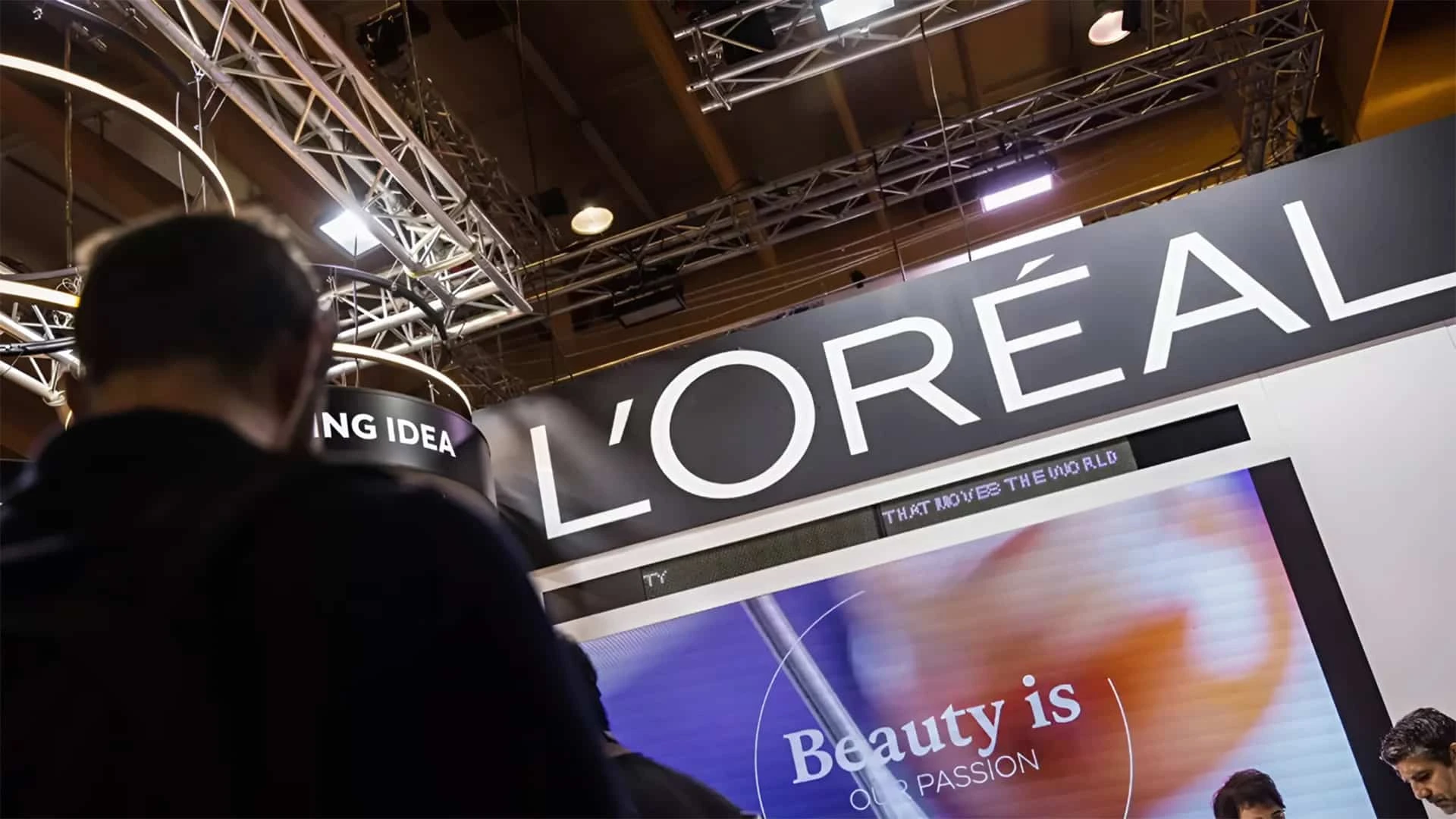 Хорошо завершивший первый квартал LOreal предупредил о замедлении глобального роста рынка красоты / Фото: SOPA Images