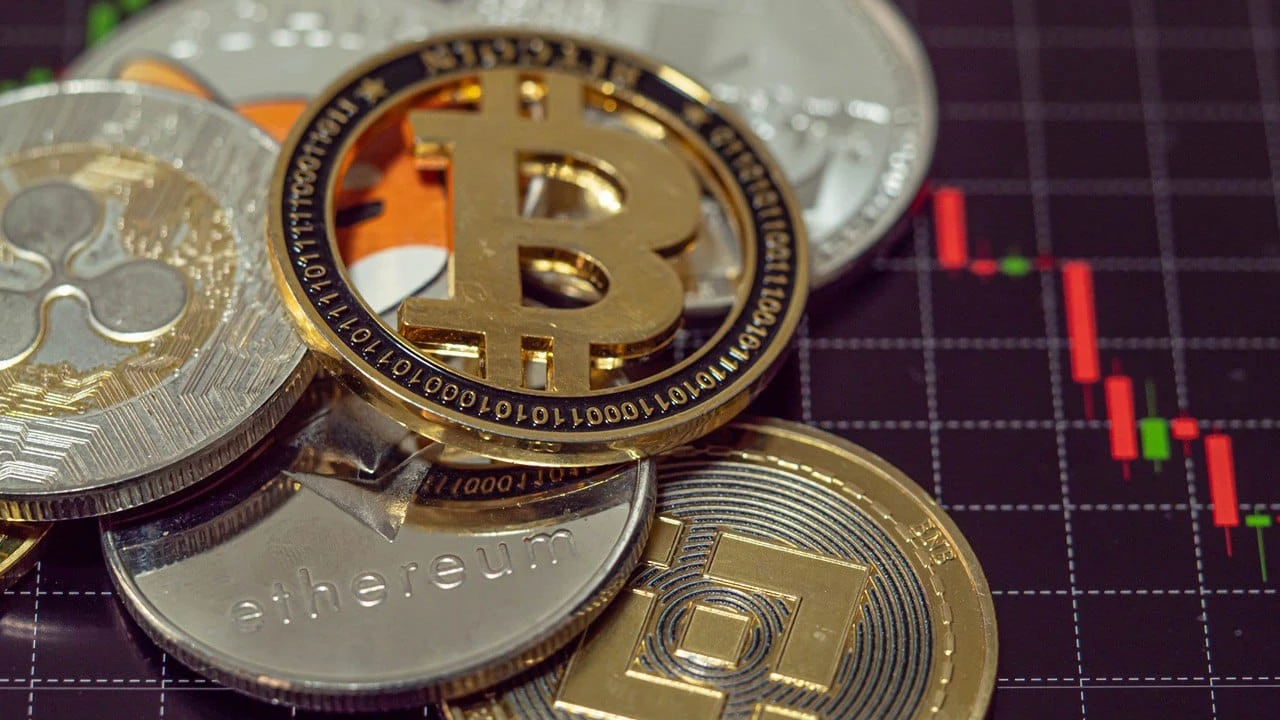 Вслед за падением биткоина подешевели и акции компаний, связанные с криптовалютой / Фото: Shutterstock