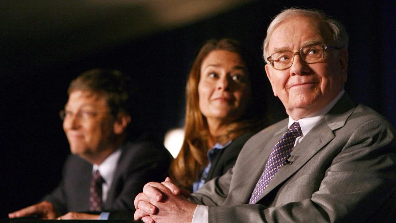 Уоррен Баффет (справа) в 2001 году назвал соотношение капитализации компаний к ВВП лучшим способом оценить рынок / фото: Reuters/Shannon Stapleton