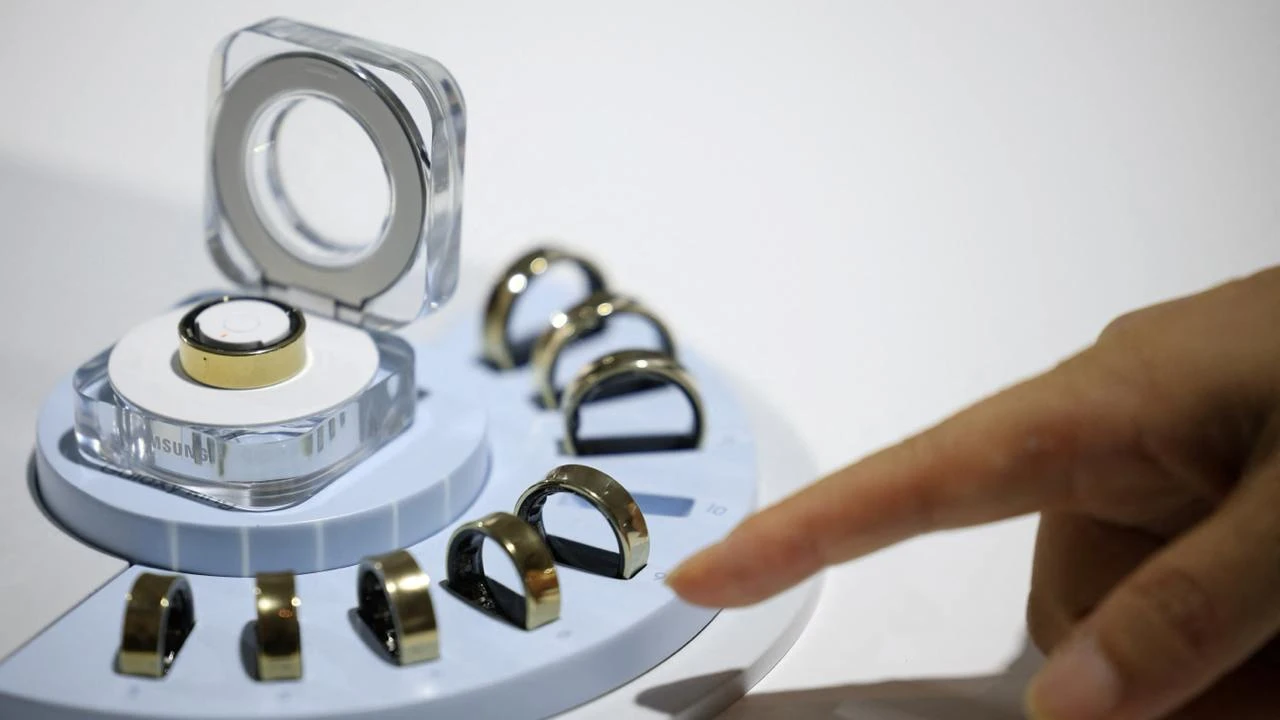 Умные кольца Samsung доступны в девяти размерах и трех цветах / Фото: Reuters / Kim Hong-Ji