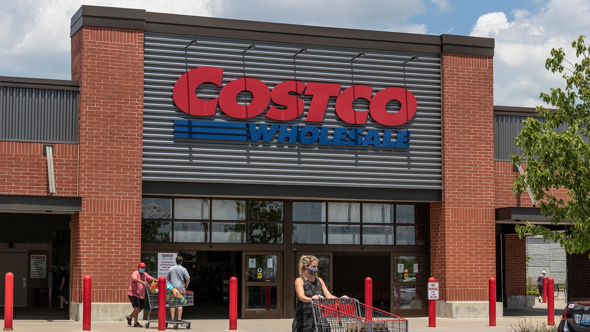 Сеть клубных складов Costco увеличит с сентября годовые членские взносы в США и Канаде на $5–10 / фото: Shutterstock