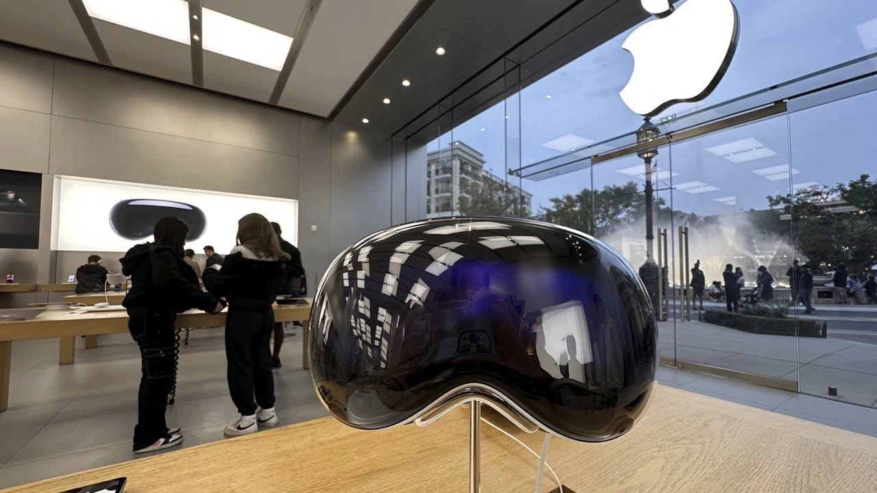 По оценке IDC, продажи Vision Pro в США упали на 75% во втором квартале этого года / Фото: Shutterstock