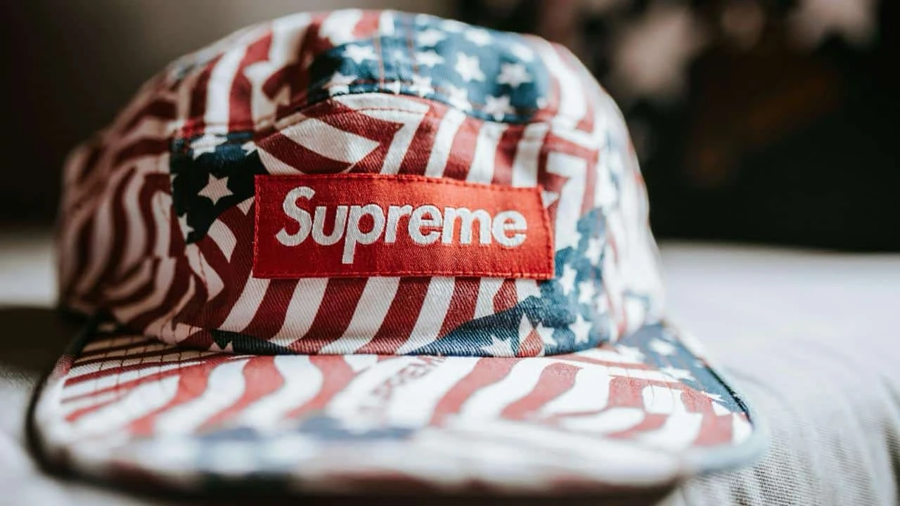 Владелец Ray-Ban купил бренд Supreme, чтобы получить доступ к молодому поколению Z / Фото: Unsplash/David Lezcano