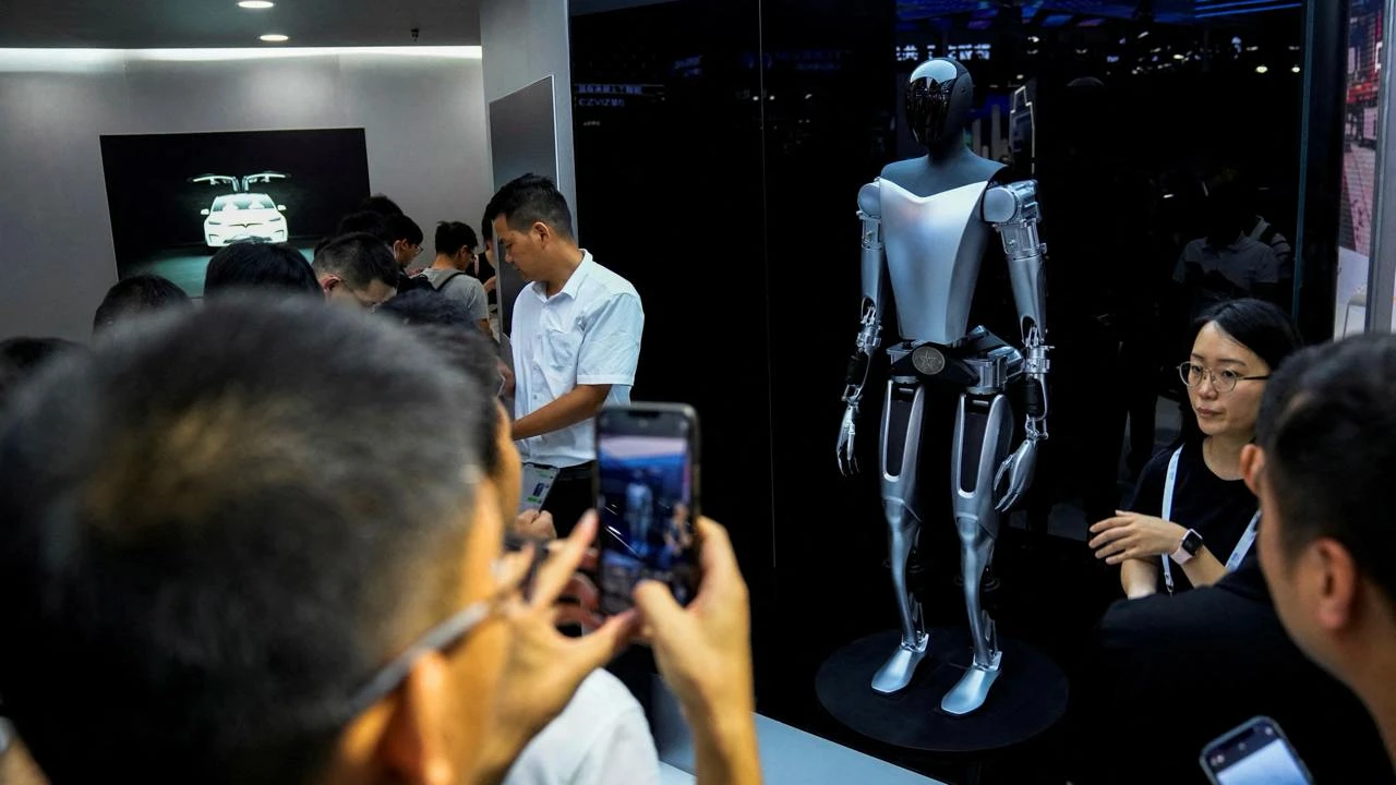 Tesla и другие разработчики роботов надеются, что они возьмут на себя тяжелые и опасные задачи на заводах и складах / фото: Reuters/Aly Song