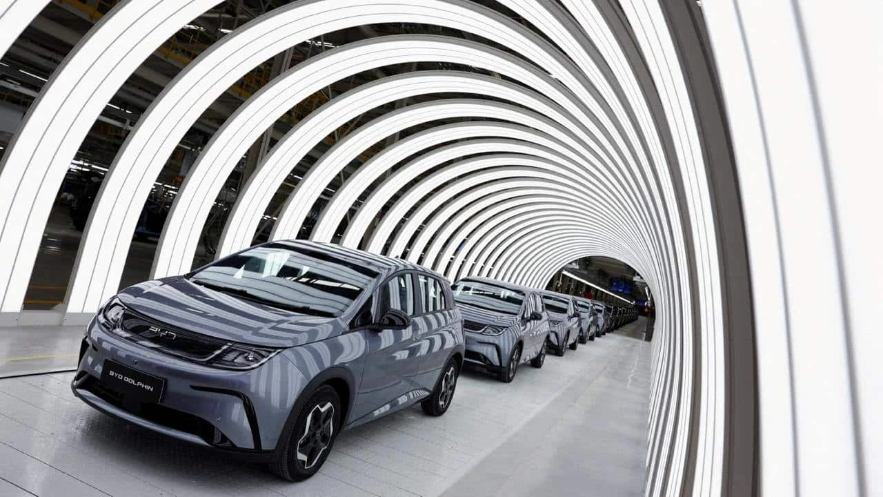 Berkshire стала одним из ранних инвесторов BYD и получила благодаря этому доходность в 2 000% / Фото: Reuters / Chalinee Thirasupa