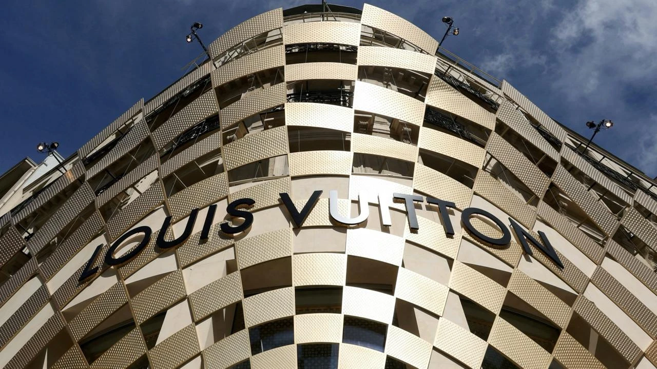 Не оправдавшая ожиданий отчетность владельца Louis Vuitton запустила распродажу акций владельцев люксовых брендов / Фото: Reuters/Manon Cruz