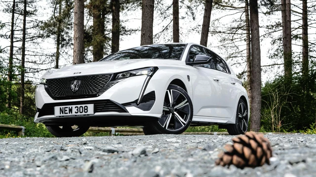 Прибыль владеющего Peugeot холдинга Stellantis упала в первой половине года почти на 50% / Фото: Unsplash/Swansway Motor Group