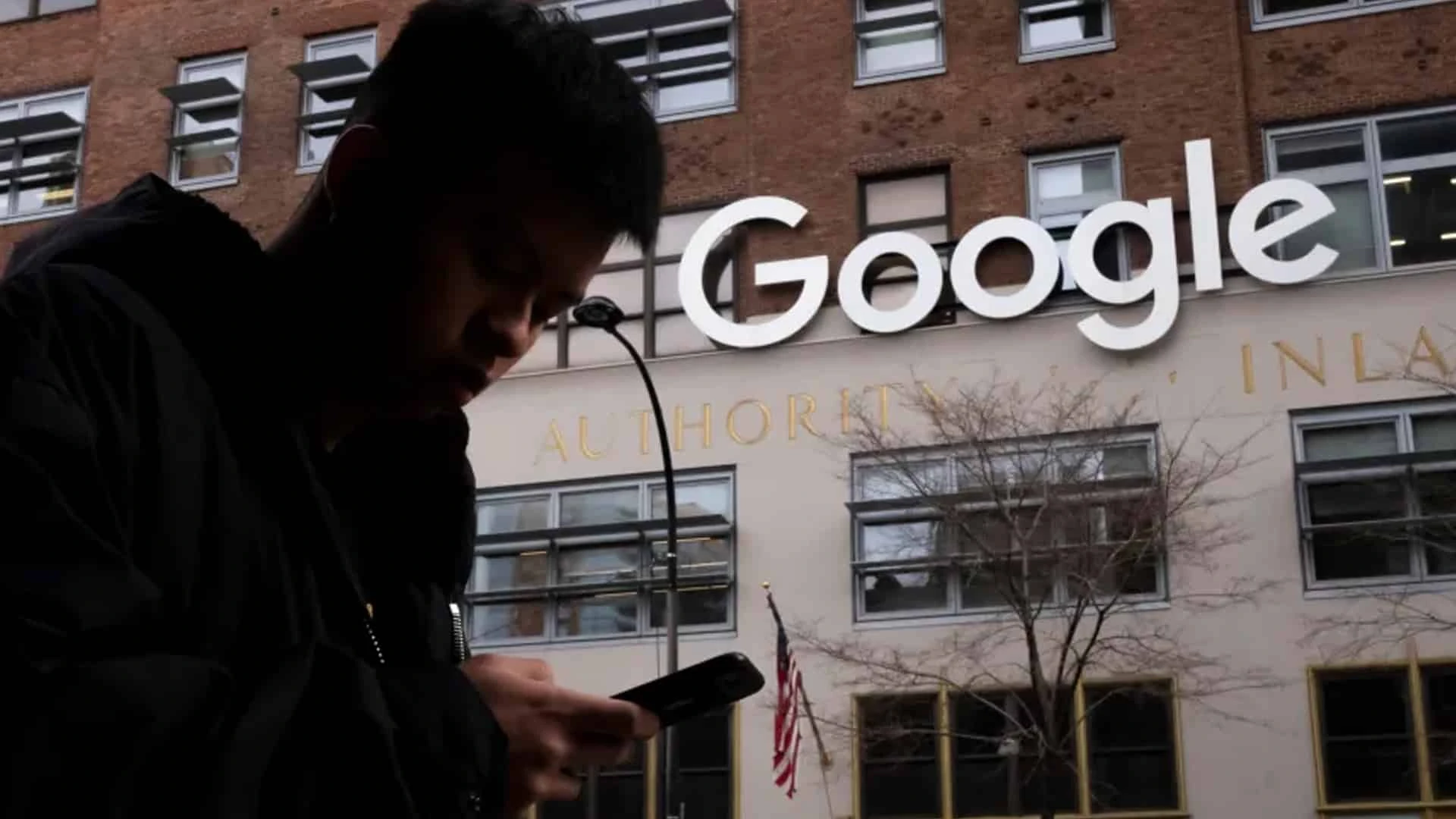 Акции Apphabet, материнской компании Google, упали после выхода отчета, разочаровавшего аналитиков. Фото: Mark Lennihan/AP Photo