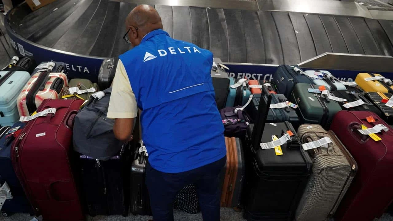 Сбой, вызванный обновлением CrowdStrike, привел к отмене примерно 7 тыс. авиарейсов Delta / фото: Reuters/Megan Varner