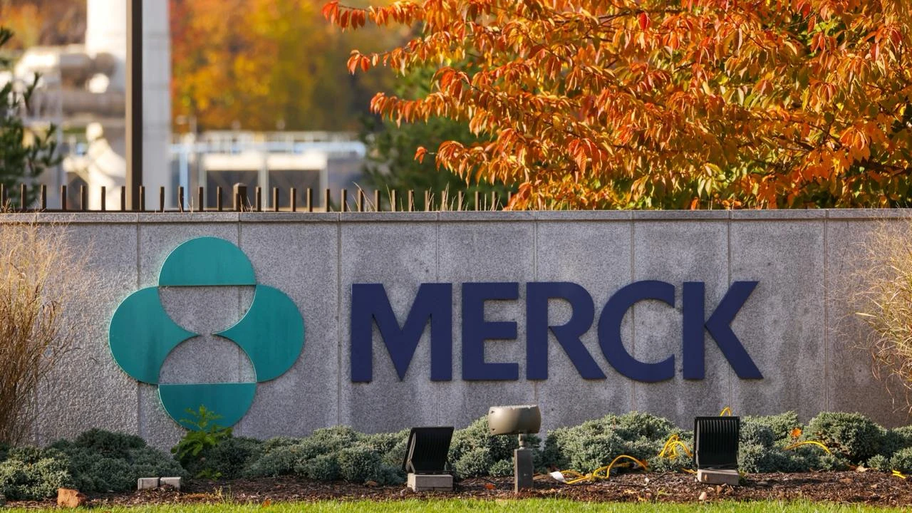 Merck понизил прогноз по прибыли из-за покупки двух компаний, что расстроило инвесторов в США / фото: Reuters/Andrew Kelly