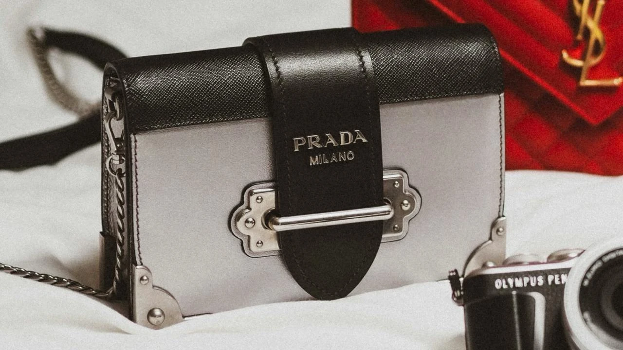 Доходы Prada растут 14 кварталов подряд / Фото: Unsplash/Laura Chouette