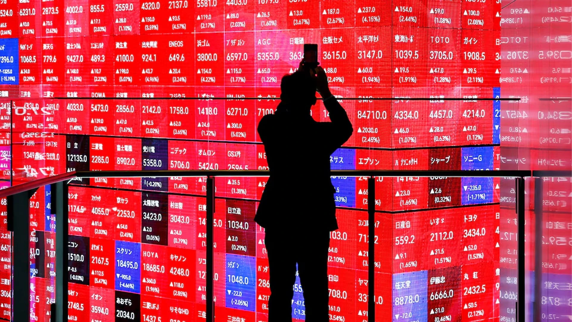 Мировые акции обвалились из-за опасений рецессии в США / Фото: REUTERS/Issei Kato