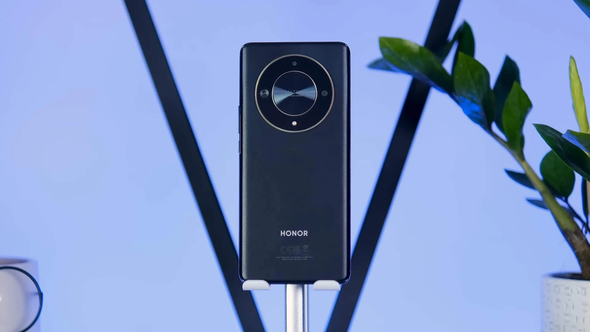 Смартфон среднего класса Honor X9b в Берлине / Фото: Shutterstock