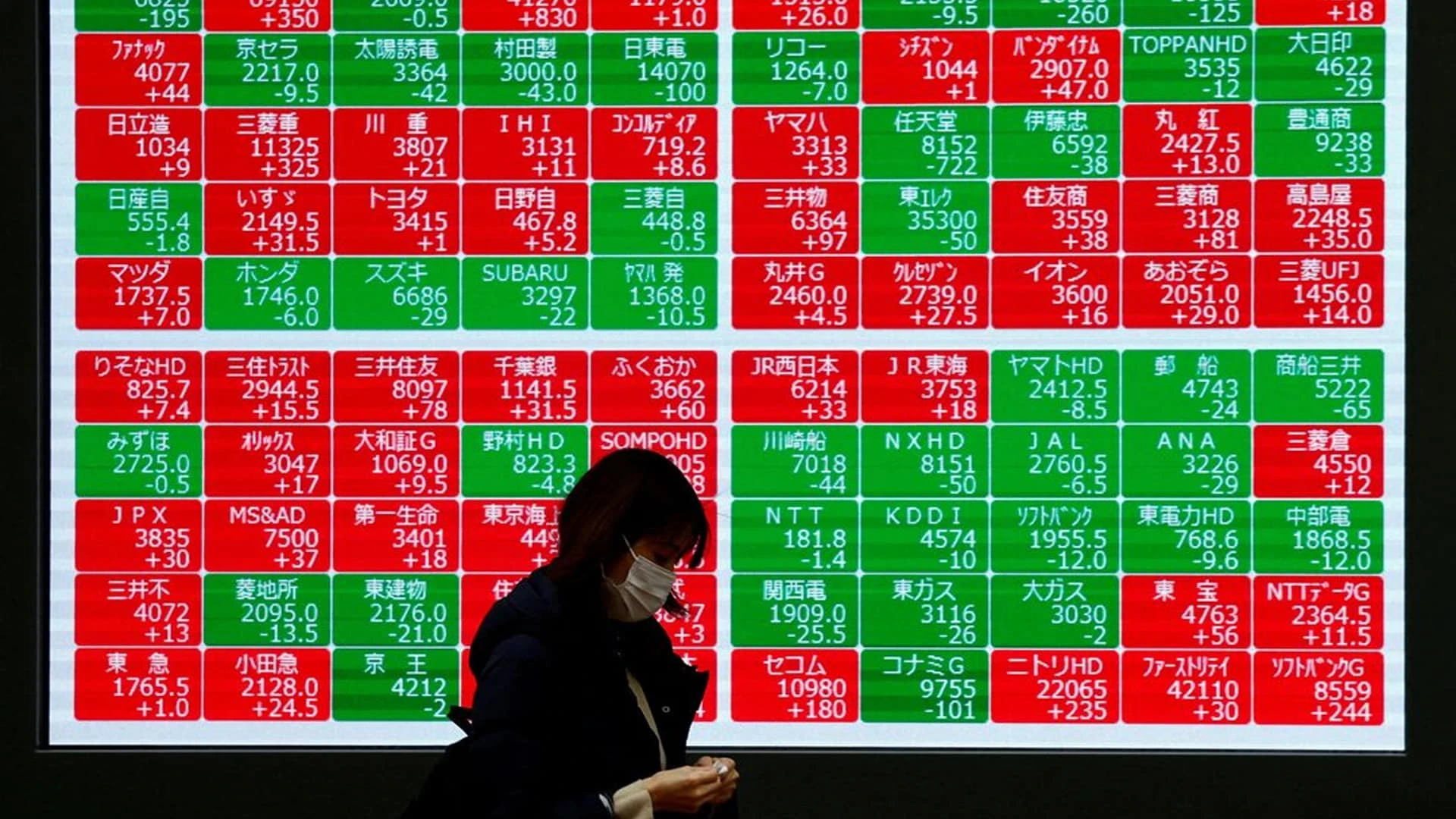 Вызвавшие панику на рынке события не могут оправдать масштаб вчерашнего обвала фондовых рынков, считает WSJ / Фото: Reuters/Issei Kato