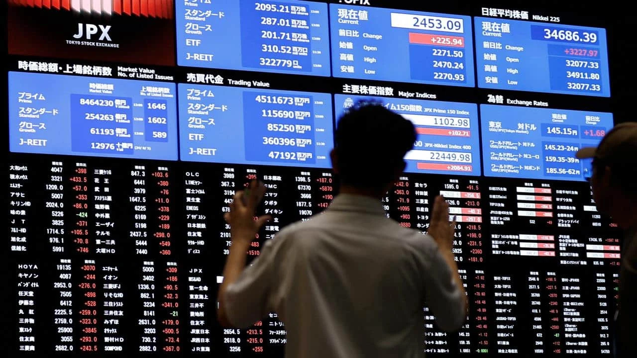 Глобальная распродажа 5 августа началась с Японии: для местного рынка понедельник стал худшим днем почти за 40 лет / Фото: Reuters/Willy Kurniawan