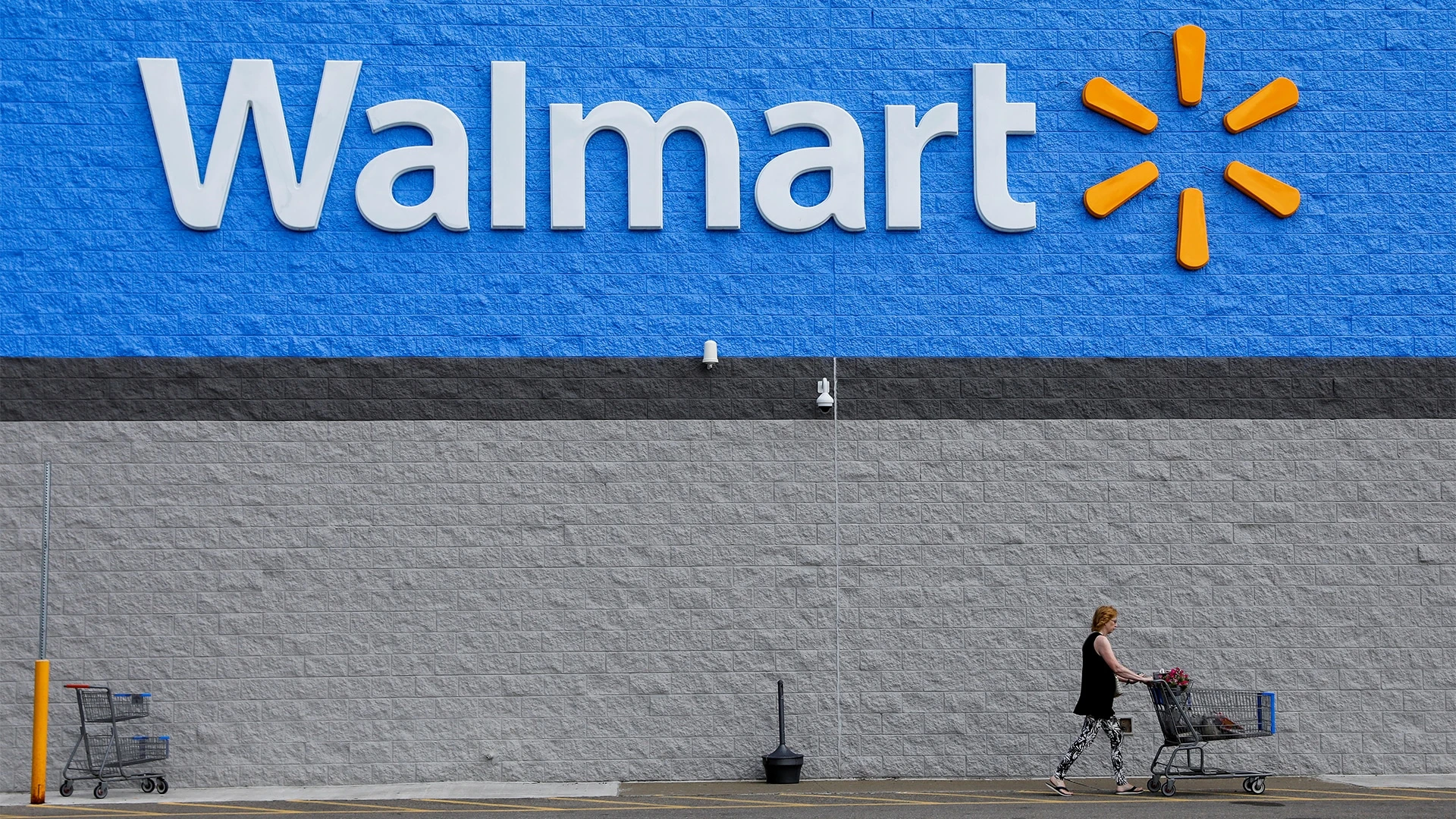 Bank of America рекомендует акции крупнейшей в мире розничной сети Walmart как защиту от волатильности на фондовых рынках / Фото: Reuters/Brendan McDermid