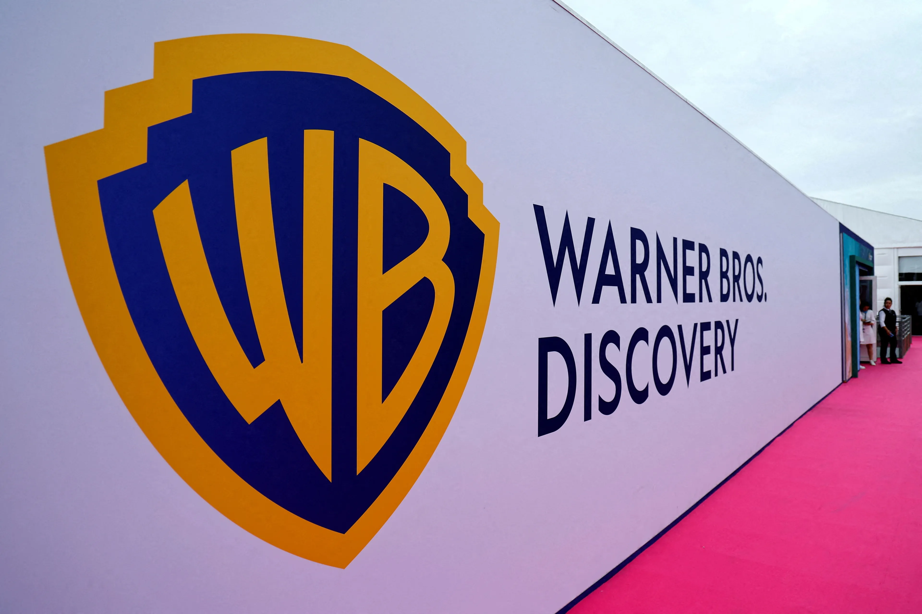 Warner Bros. Discovery продолжает гасить задолженность, большая часть которой возникла в результате слияния в 2022 году / Фото: Reuters/Eric Gaillard