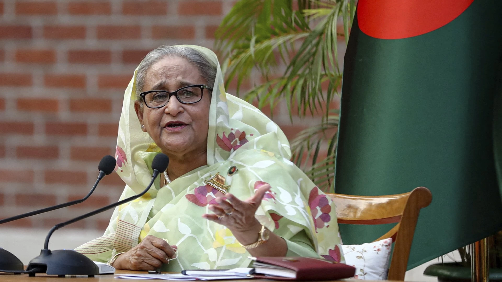 Премьер Бангладеш Шейх Хасина ушла в отставку, после того, как мирный студенческий протест перерос в революцию со множеством жертв. Фото: REUTERS/Mohammad Ponir Hossain