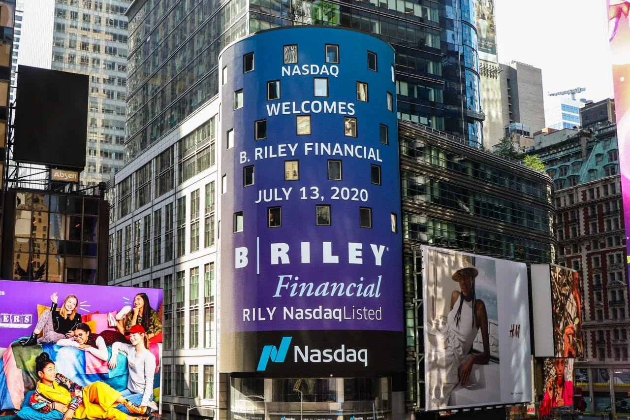 Баннер B. Riley Financial в день первичного размещения на бирже Nasdaq в июле 2015 года / Фото: X/B. Riley Financial