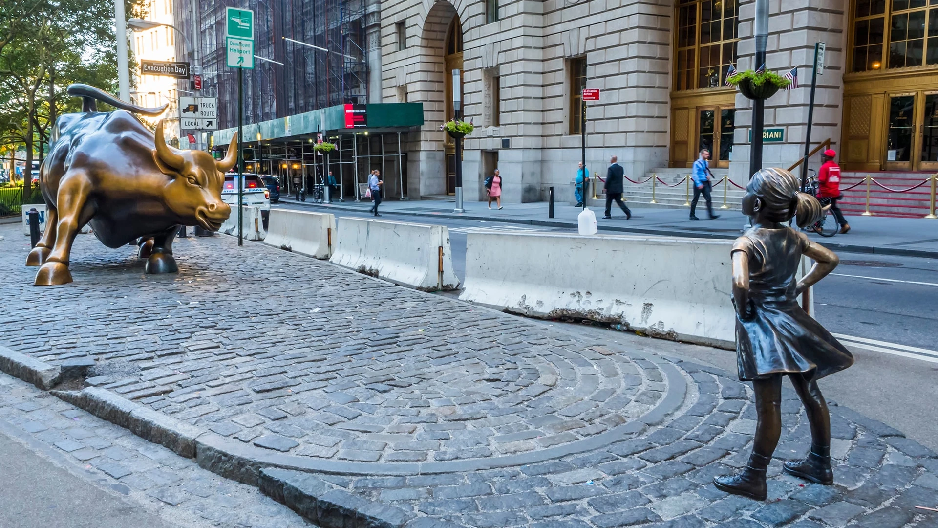 Скульптуры девочки и быка – символы роста фондовых рынков на Манхэттене в Нью-Йорке / Фото: Shutterstock