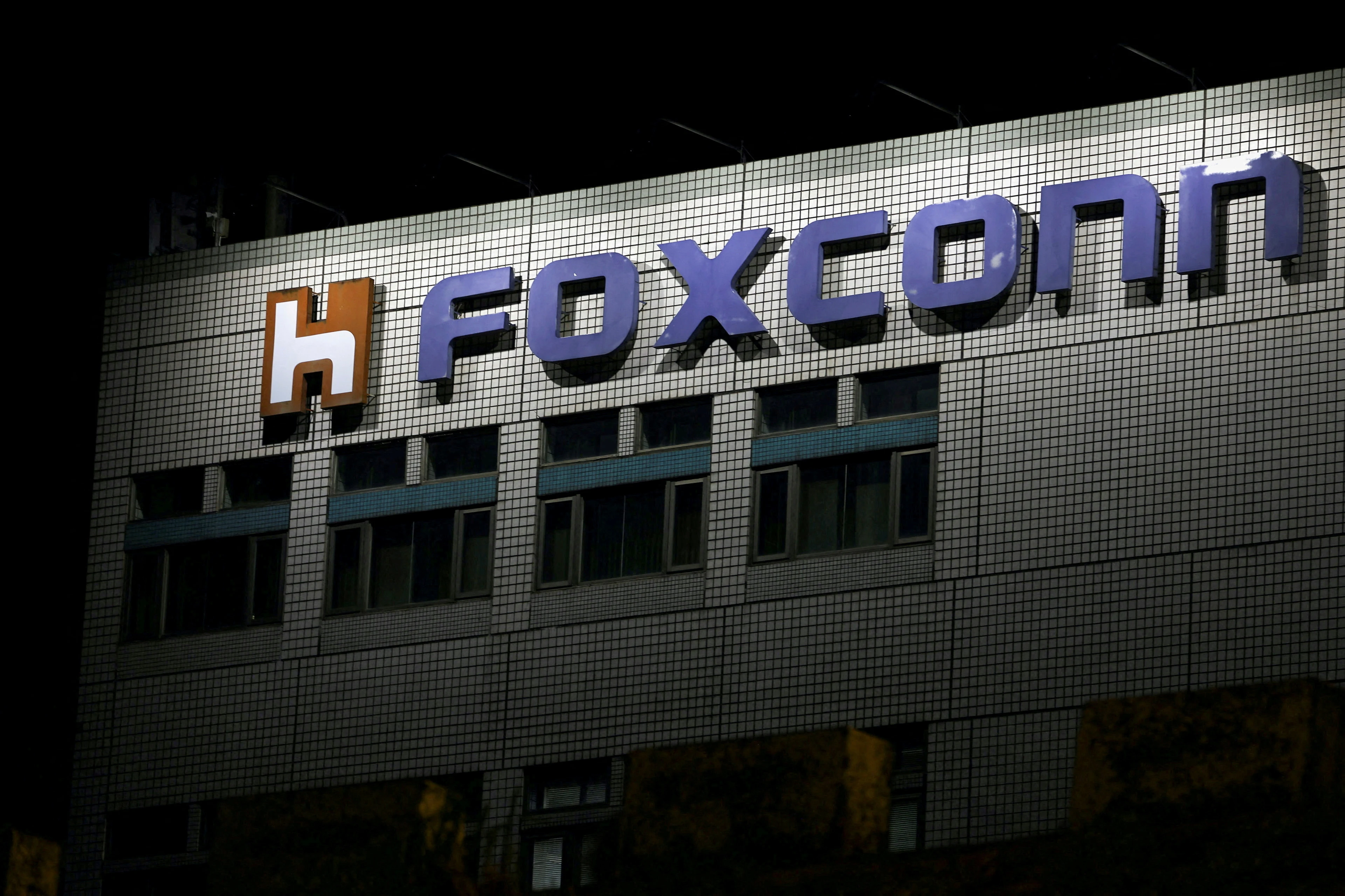 Foxconn Technology производит 40% от всего оборудования для серверов ИИ в мире /Фото: Reuters/Ann Wang