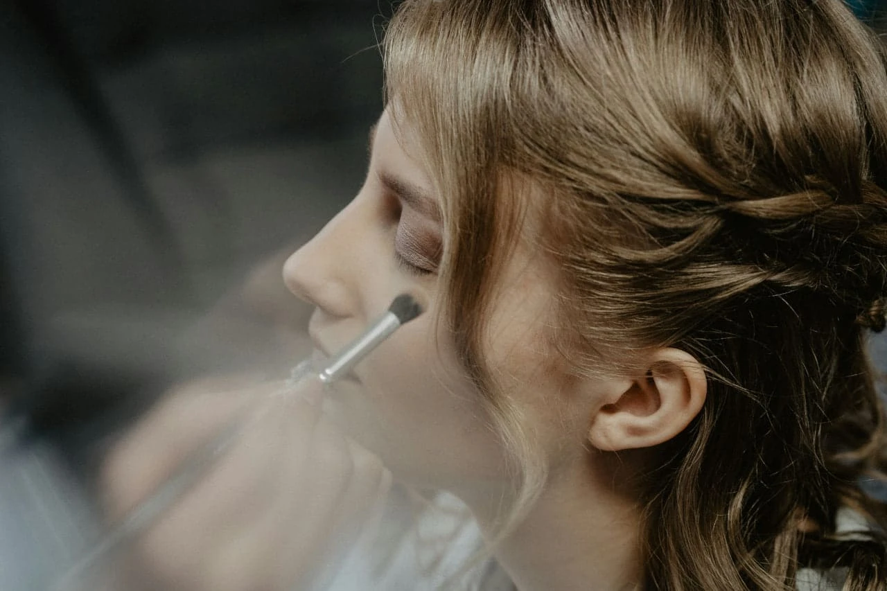 Estee Lauder производит косметику и средства ухода за кожей и телом / Фото: Unsplash/Victoria Priessnitz
