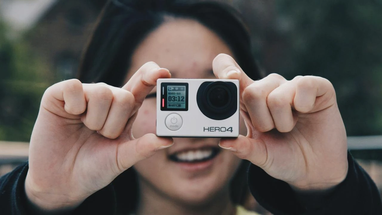 GoPro известна своими небольшими видеокамерами, популярными у поклонников активных видов отдыха / Фото: Unsplash/Andy Lee